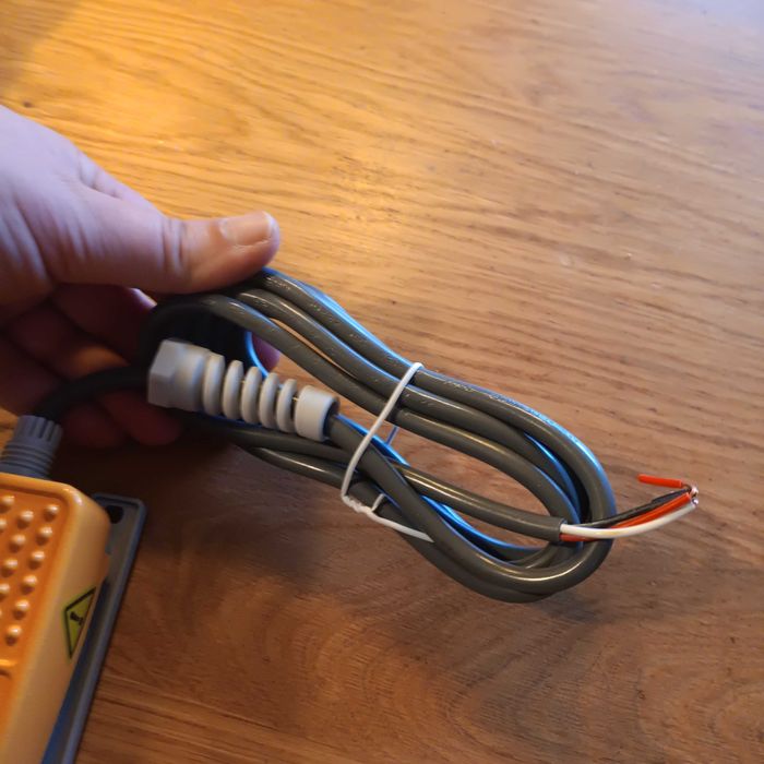 НОВ! Метален педален превключвател – моментен, устойчив, IP54