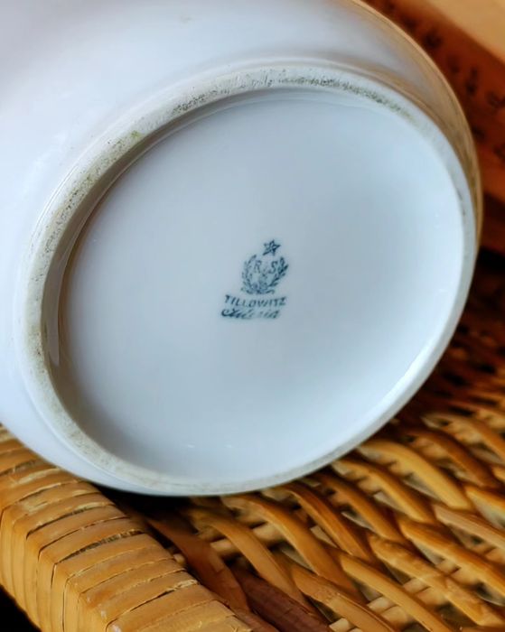 Порцеланов чайник със златен кант