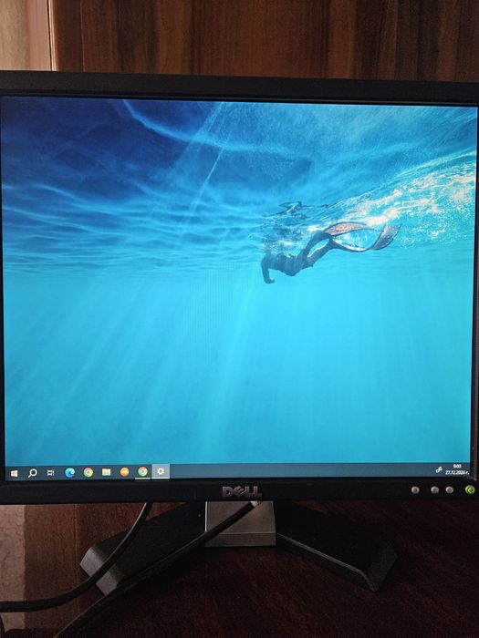 Монитор dell със захранващ кабел