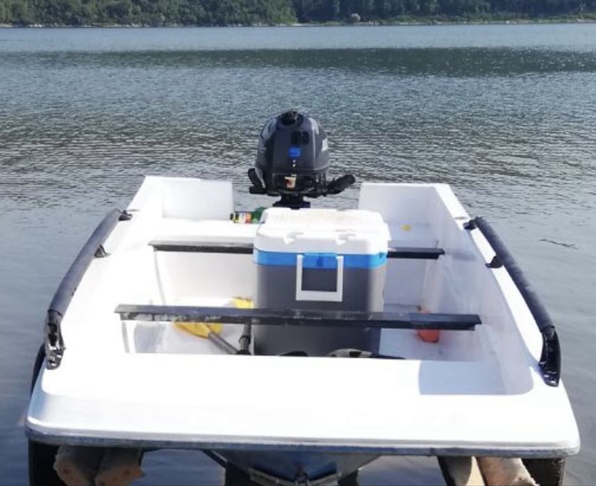 Лодка тримаран малка