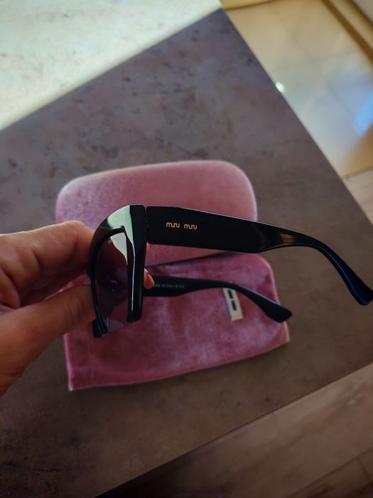 Очила на марката miu miu