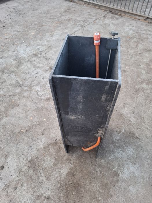 Hranitori pentru porci