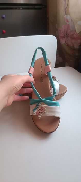 Продам босаножки на танкетке