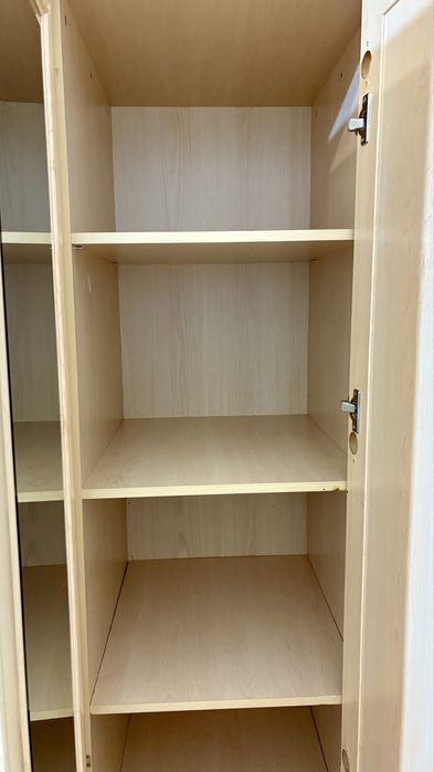 Шкаф с зеркалом с пять полкой