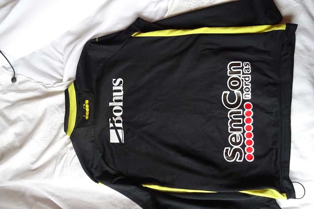 продавам спортна блуза диадора в черно с жълто за ръст 164см