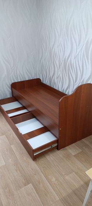 Кровать без матраса