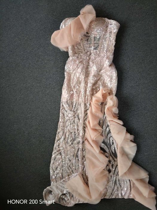 „Елегантна официална рокля с блестящи детайли – размер S“