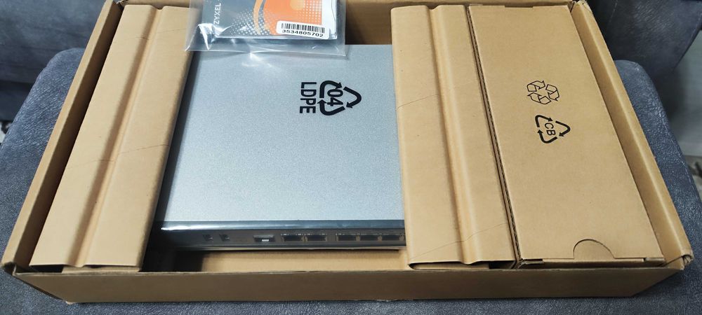 в упаковке ZyXEL VPN100 роутер. маршрутизатор