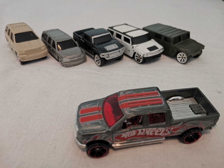 Продавам комплект от шест броя оф-роуд машини за малки и големи деца