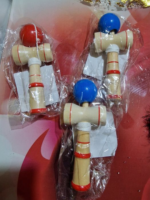 Kendama lemn.rosu si albastru