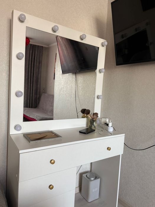 Продам туалетный столик