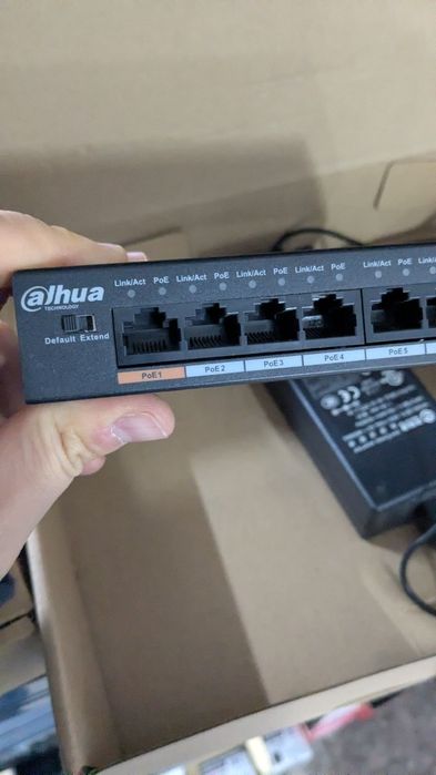 Switch 9 porturi din care 8 Poe Dahua