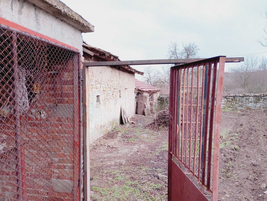 продавам къща в село Изворово общ. Чирпан