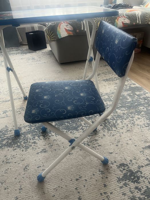 Детский стол и стульчик . .