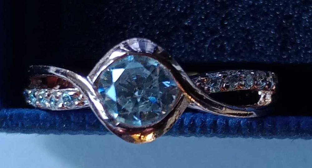 Елегантен дамски пръстен с цирконий – много запазен