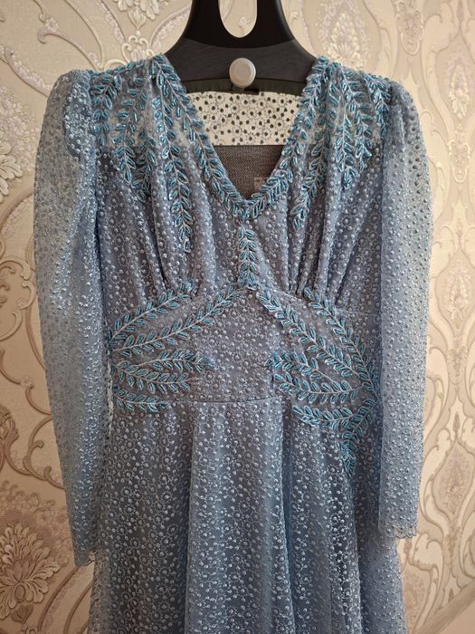 Той көйлегі көк түсті.