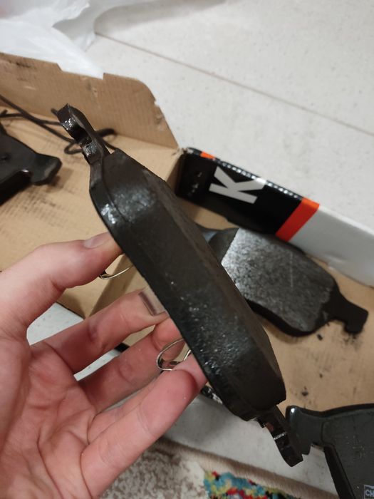 Предни спирачни накладки Champion 573016CH за Рено