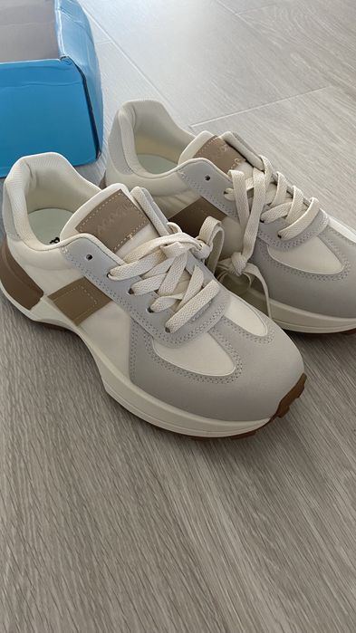 Кроссовки спортивные