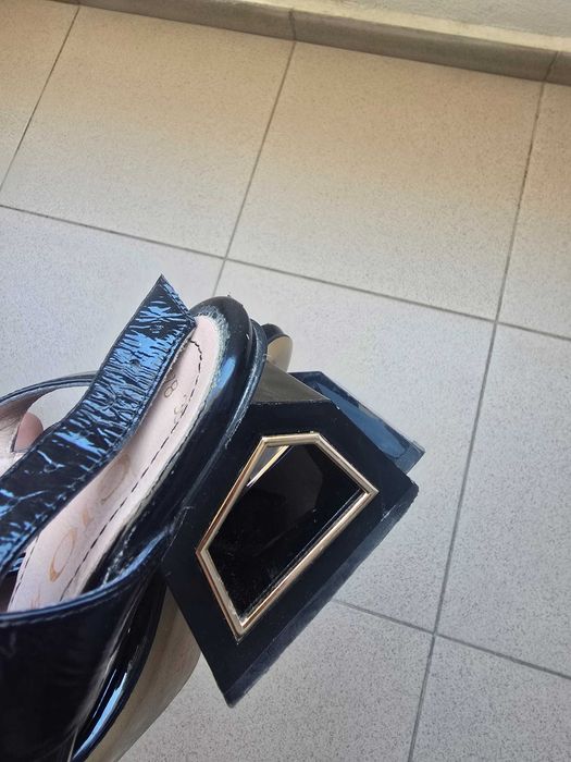 Елегантни черни обувки с удобен ток