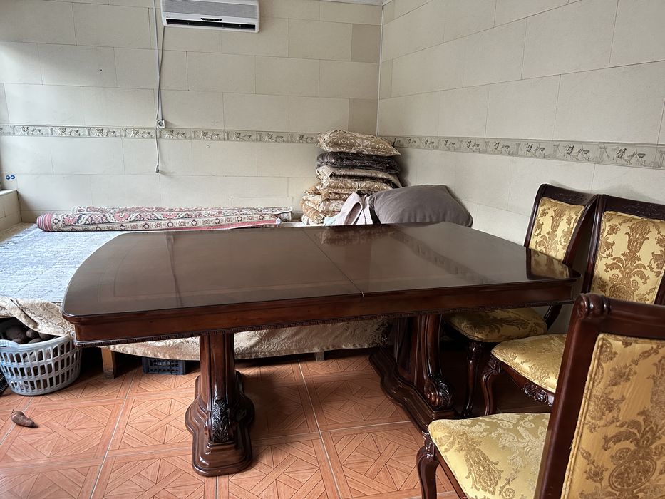 Продам большой стол с 8 стульями