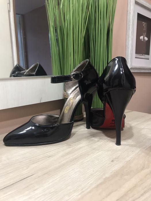 Черни, лачени обувки