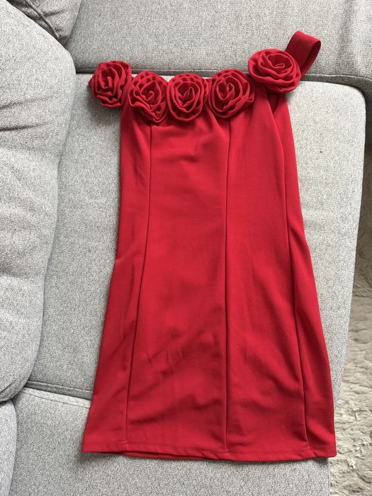 Червени рокли, S