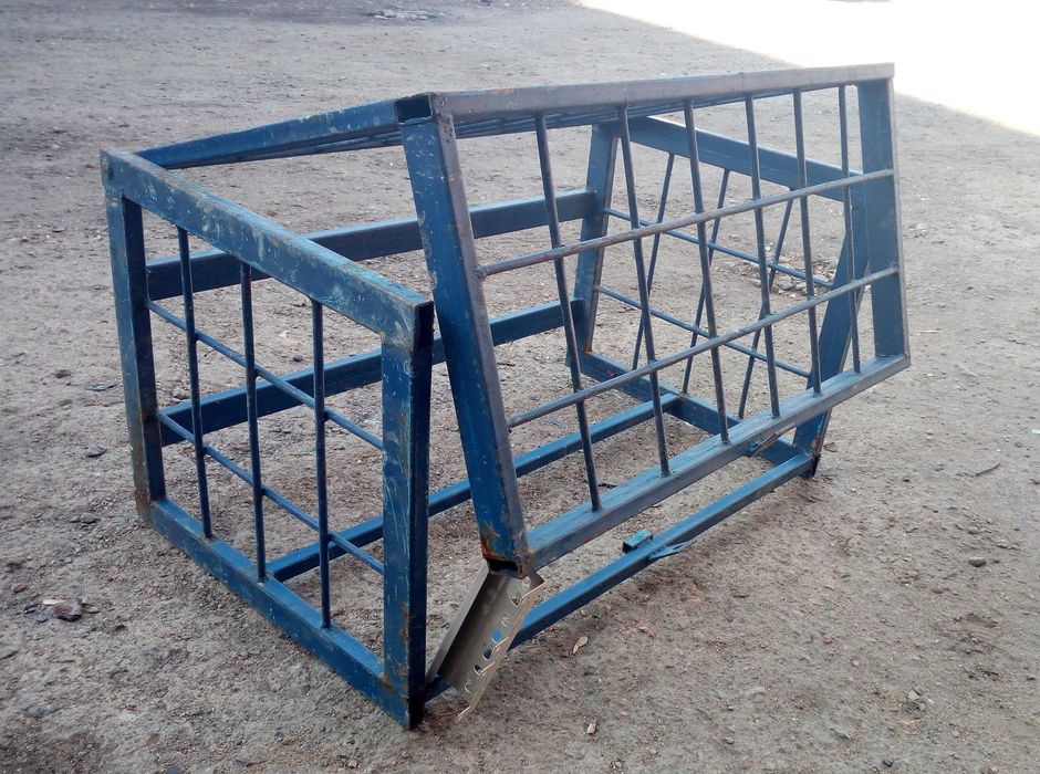 Антивандальная решётка. Стойка под аккумуляторы.