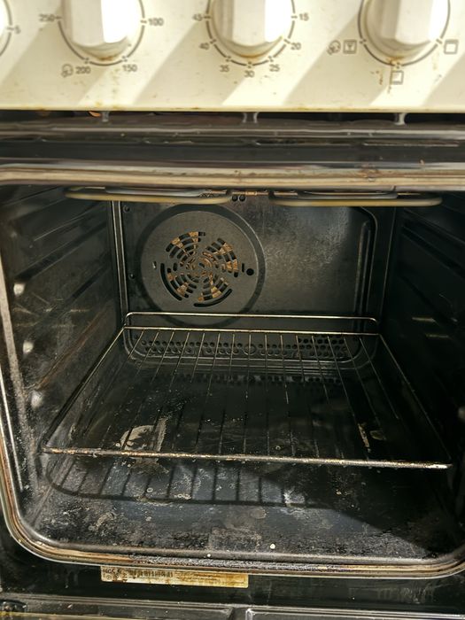 Готварски печки.Едната е с керамичен плод,а другата с котлони