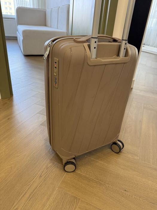 Продам Чемодан S размер