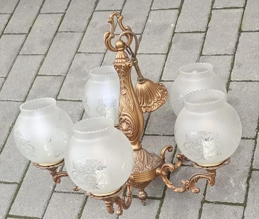 Superb candelabru din bronz masiv cu 5 brațe și globuri din sticla cu model floral ,piesa cu o lucrătură de o foarte mare finețe