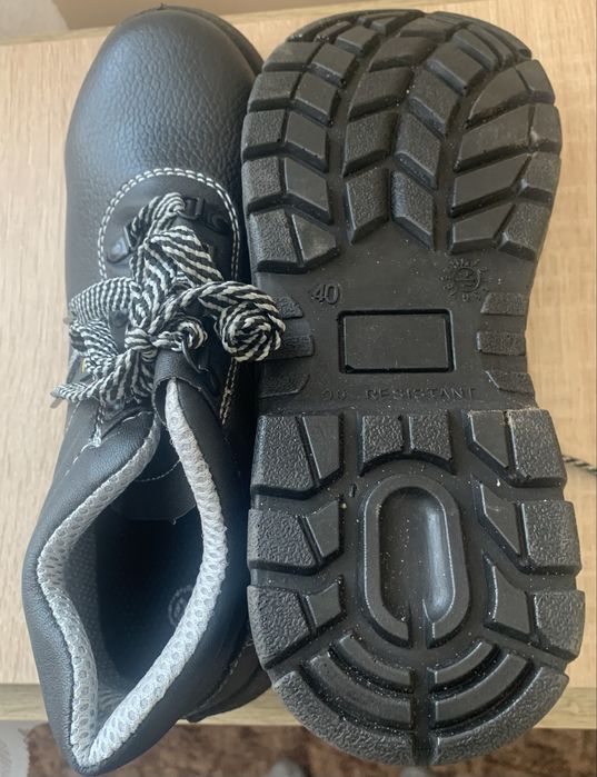 Работни обувки с бомбе