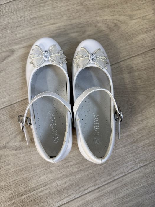 Детские белые туфельки