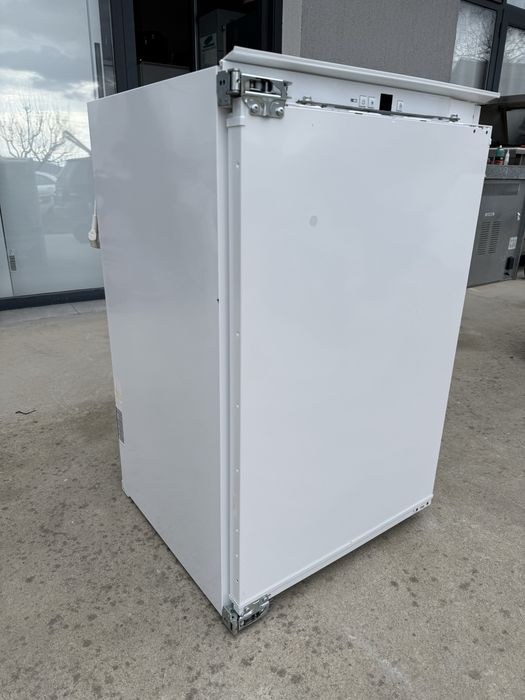 Малък хладилник за вграждане Либхер КАто НОВ