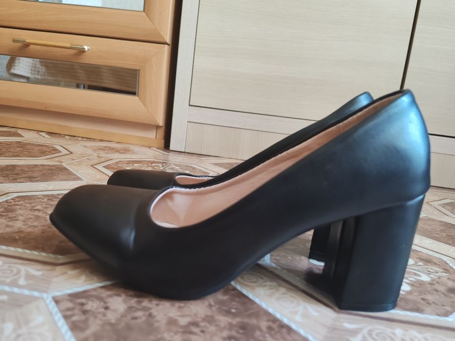 Продам женские туфли