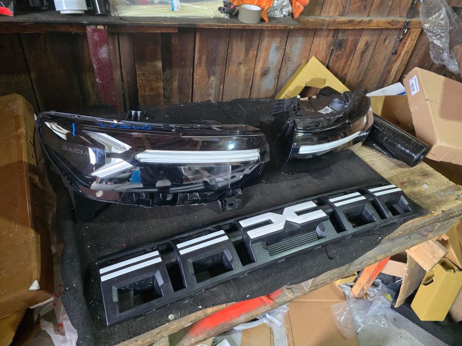 Faruri si grila Dacia Duster generatia 3