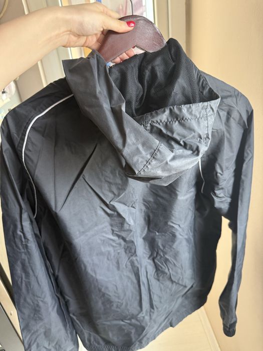 Ветровка закупена от магазин на Адидас.