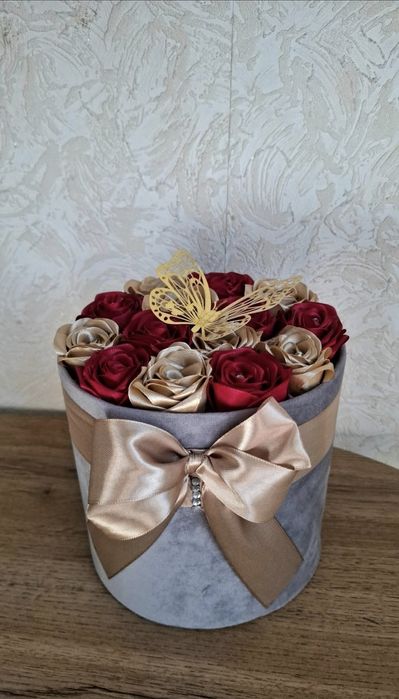 Уникален букет с бейби рози от сатенена панделка