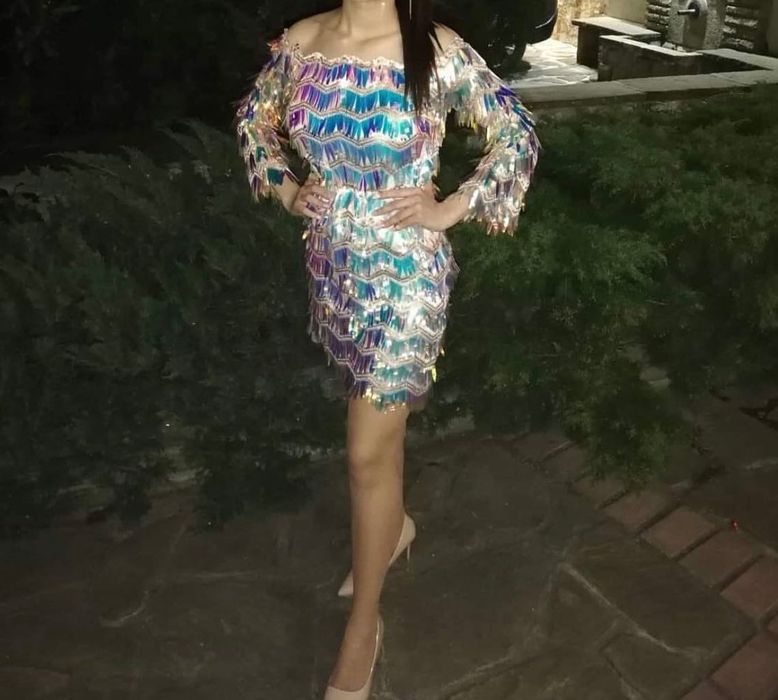 Официална рокля с хамелеонски елементи