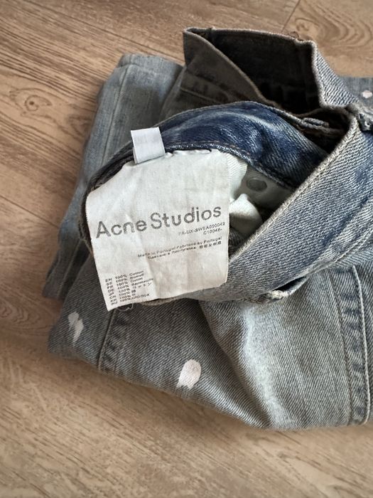 Джинсы Acne Studios 1981 Loose Fit — с эффектом краски