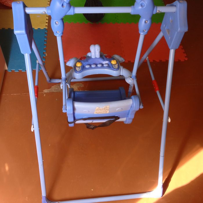 Детская качеля с панелью