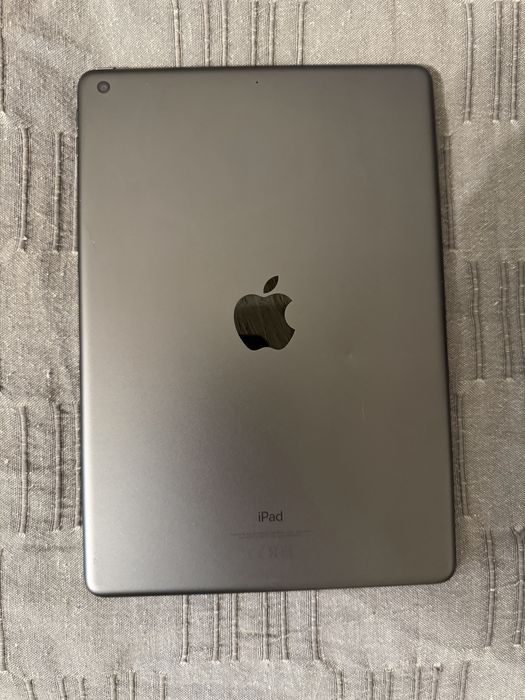 Ipad generatia a 9-a space grey si husa cu tastatura