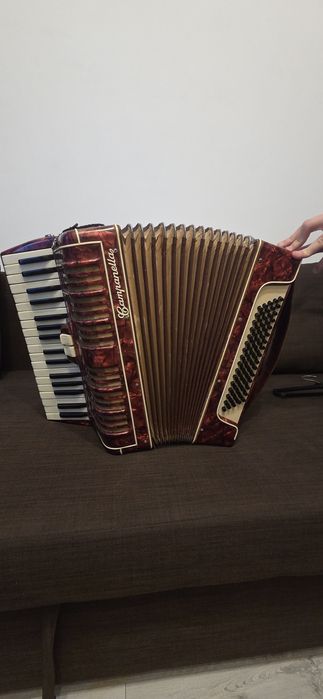 Acordeon rosu de vanzare