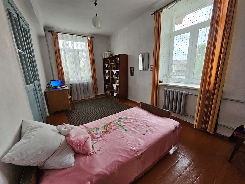 Продам 3 комнатную сталинку