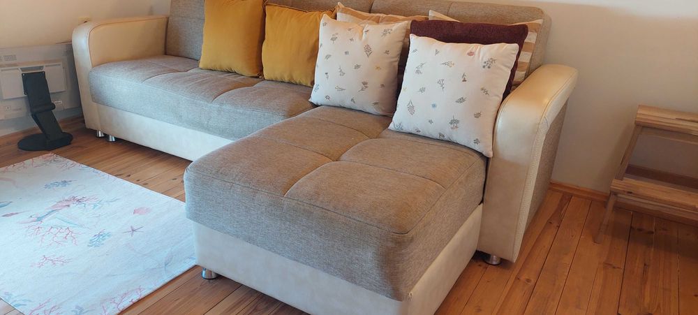 Ъглов, разтегателен диван с лежанка и място за съхранение - 150 евро!