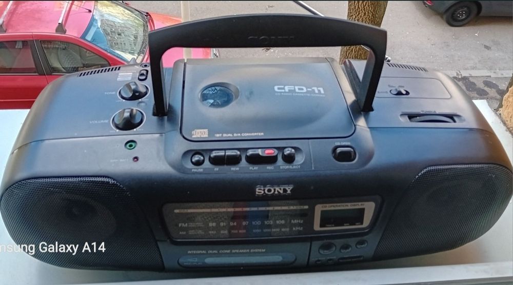 Scări din aluminiu Drabest. Masă din inox. Radio și radiocas Universum, Grundig, Philips, etc