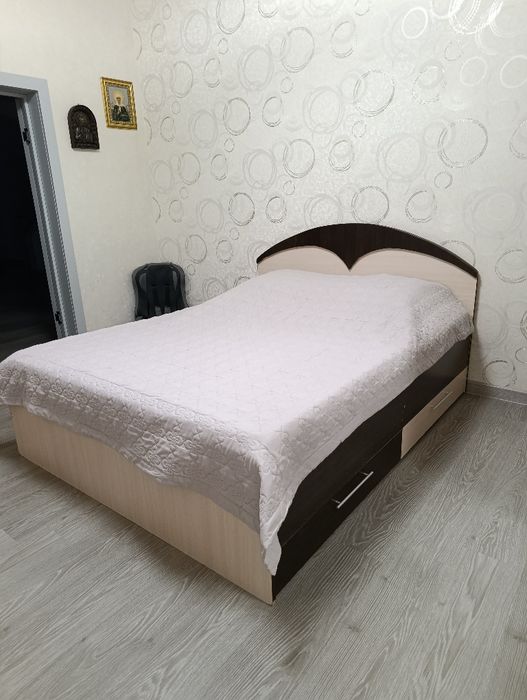 2 прикроватные тумбочки