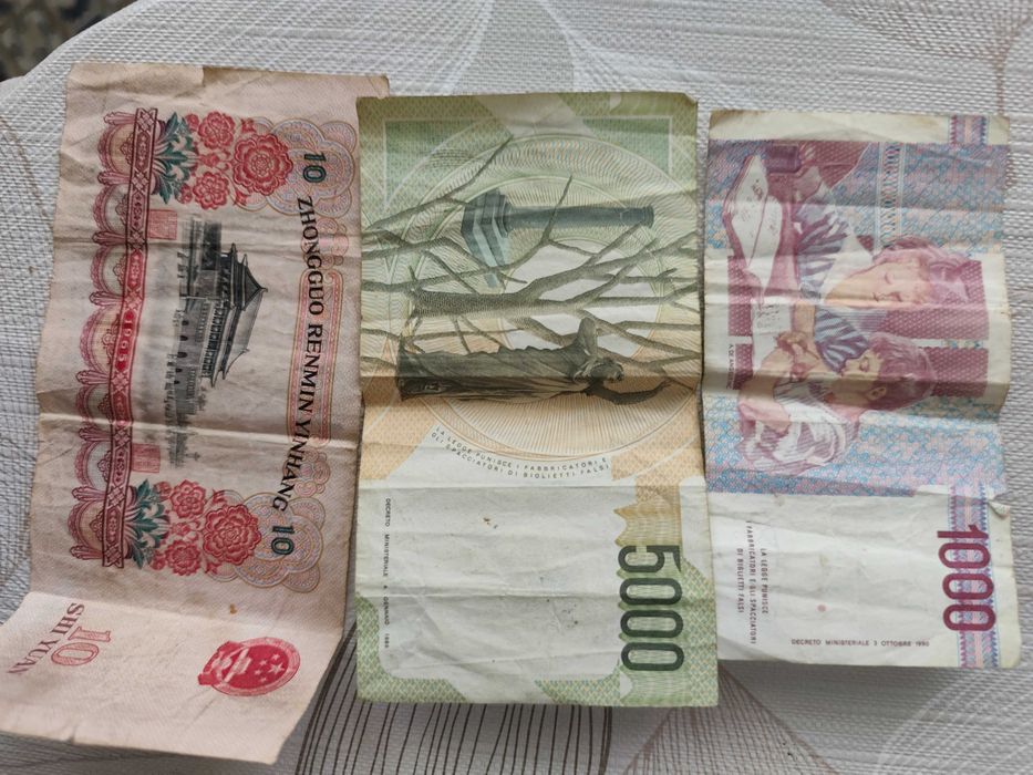 Стари банкноти и монети от различни години и държави