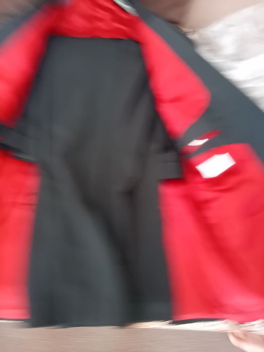 Vând 2 costume ,cel negru  nou