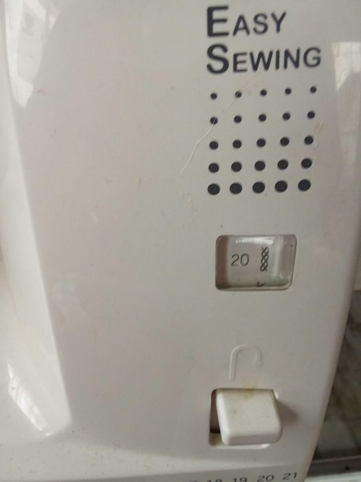 Vând mașină de cusut Toyota