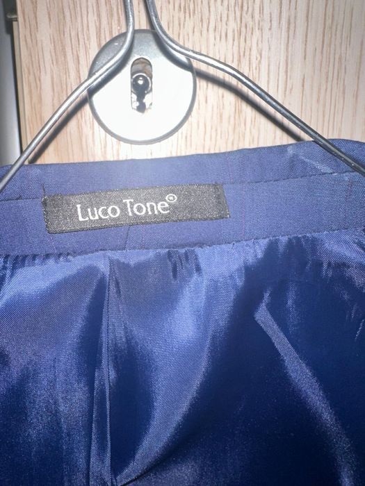 Costum albastru cu model patratele